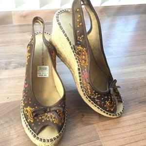 Brown Espadrille sling with paisley embroidery